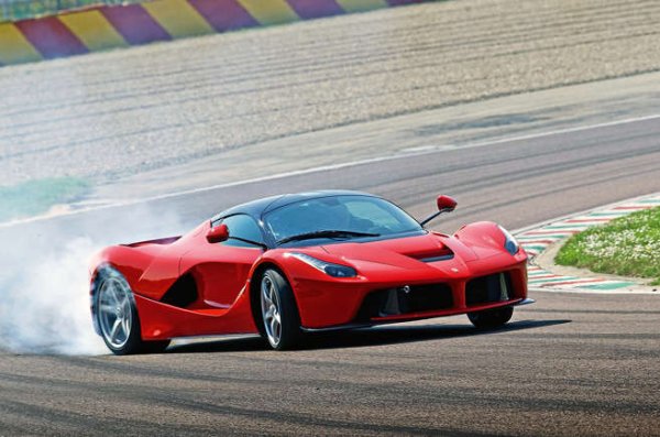 По-яко е да караш P1 на писта или 918 Spyder всеки ден. Но LaFerrari беше и остава най-ангажиращата сред всички хиперколи.
